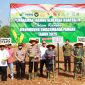 Kepala DKPP Sumenep, Chainur Rasyid, bersama Wabup Sumenep, Imam Hasyim, saat melakukan penanaman jagung serentak kuartal IV (Za - garudajatim.com) 