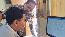 Kepala Dinas Pendidikan Sumenep, Agus Dwi Saputra, saat membimbing peserta program pelatihan keterampilan vokasional bagi 240 warga belajar dari berbagai Pusat Kegiatan Belajar Masyarakat (PKBM) (Za - garudajatim.com) 
