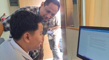 Kepala Dinas Pendidikan Sumenep, Agus Dwi Saputra, saat membimbing peserta program pelatihan keterampilan vokasional bagi 240 warga belajar dari berbagai Pusat Kegiatan Belajar Masyarakat (PKBM) (Za - garudajatim.com) 
