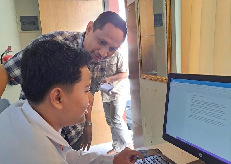 Kepala Dinas Pendidikan Sumenep, Agus Dwi Saputra, saat membimbing peserta program pelatihan keterampilan vokasional bagi 240 warga belajar dari berbagai Pusat Kegiatan Belajar Masyarakat (PKBM) (Za - garudajatim.com) 
