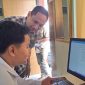 Kepala Dinas Pendidikan Sumenep, Agus Dwi Saputra, saat membimbing peserta program pelatihan keterampilan vokasional bagi 240 warga belajar dari berbagai Pusat Kegiatan Belajar Masyarakat (PKBM) (Za - garudajatim.com) 
