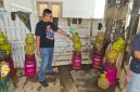 Kasat Reskrim Polres Sumenep saat melaksanakan penggrebekan kasus pengoplosan elpiji (Za - garudajatim.com) 