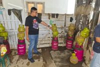 Kasat Reskrim Polres Sumenep saat melaksanakan penggrebekan kasus pengoplosan elpiji (Za - garudajatim.com) 