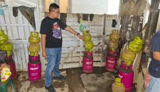 Kasat Reskrim Polres Sumenep saat melaksanakan penggrebekan kasus pengoplosan elpiji (Za - garudajatim.com) 