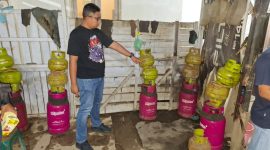 Kasat Reskrim Polres Sumenep saat melaksanakan penggrebekan kasus pengoplosan elpiji (Za - garudajatim.com) 
