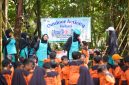 Siswa kelas 1 SD Integral Luqman Al-Hakim Sumenep saat melaksanakan kegiatan Fun Cooking di Pasar Kebun (Za - garudajatim.com)