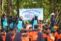 Siswa kelas 1 SD Integral Luqman Al-Hakim Sumenep saat melaksanakan kegiatan Fun Cooking di Pasar Kebun (Za - garudajatim.com)