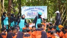 Siswa kelas 1 SD Integral Luqman Al-Hakim Sumenep saat melaksanakan kegiatan Fun Cooking di Pasar Kebun (Za - garudajatim.com)