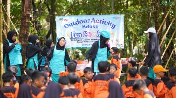 Siswa kelas 1 SD Integral Luqman Al-Hakim Sumenep saat melaksanakan kegiatan Fun Cooking di Pasar Kebun (Za - garudajatim.com)