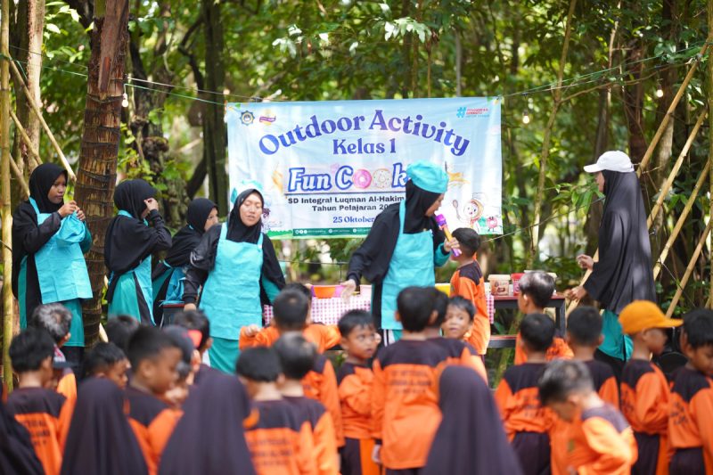 Siswa kelas 1 SD Integral Luqman Al-Hakim Sumenep saat melaksanakan kegiatan Fun Cooking di Pasar Kebun (Za - garudajatim.com)