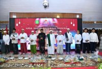 Bupati Sumenep, Ahmad Fauzi Wongsojudo bersama masyarakat menggelar Haul akbar (Za - garudajatim.com)