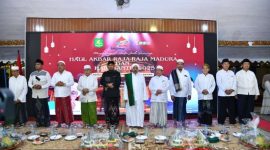 Bupati Sumenep, Ahmad Fauzi Wongsojudo bersama masyarakat menggelar Haul akbar (Za - garudajatim.com) 
