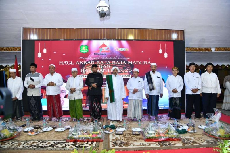 Bupati Sumenep, Ahmad Fauzi Wongsojudo bersama masyarakat menggelar Haul akbar (Za - garudajatim.com) 
