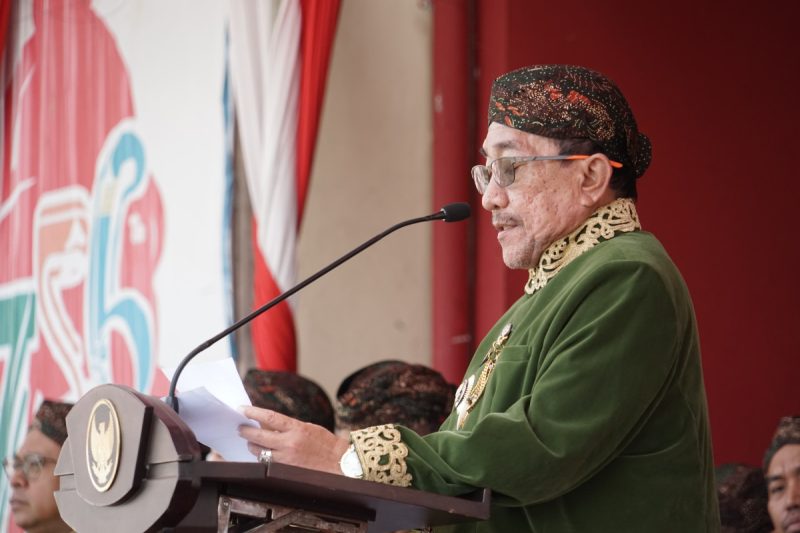 Wakil Bupati Sumene, KH. Imam Hasyim, saat sambutan di upacara hari jadi Kabupaten Sumenep ke-756 (Za - garudajatim.com) 