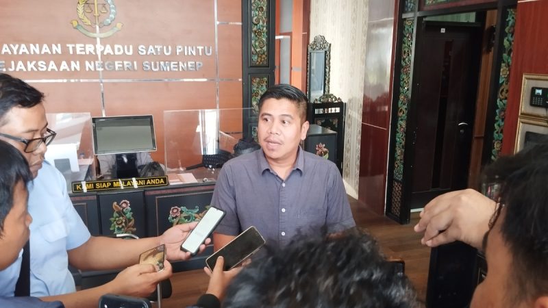 Kasi Intel Kejari Sumenep, Moch. Indra Subrata, saat menyampaikan tentang dugaan kasus korupsi KPU (Za - garudajatim.com)