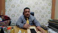 Kepala Bakesbangpol Kabupaten Sumenep, Achmad Dzulkarnain, saat diwawancara terkait momentum Hari Kesaktian Pancasila (Za - garudajatim.com) 