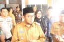 Bupati Sumenep, Achmad Fauzi Wongsojudo(tengah berkacamata), didampingi kepala Dinas Sosial, Mustangin, saat meresmikan Sekolah Rakyat (Za - garudajatim.com) 