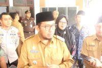 Bupati Sumenep, Achmad Fauzi Wongsojudo(tengah berkacamata), didampingi kepala Dinas Sosial, Mustangin, saat meresmikan Sekolah Rakyat (Za - garudajatim.com) 