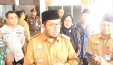 Bupati Sumenep, Achmad Fauzi Wongsojudo(tengah berkacamata), didampingi kepala Dinas Sosial, Mustangin, saat meresmikan Sekolah Rakyat (Za - garudajatim.com) 