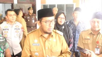 Bupati Sumenep, Achmad Fauzi Wongsojudo(tengah berkacamata), didampingi kepala Dinas Sosial, Mustangin, saat meresmikan Sekolah Rakyat (Za - garudajatim.com) 