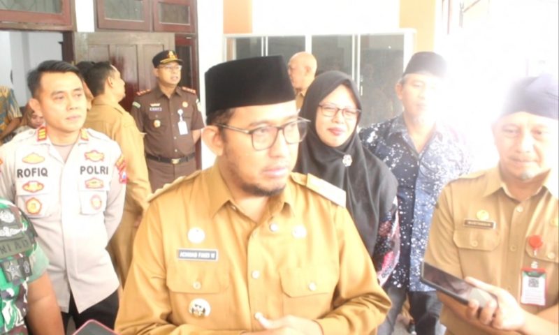 Bupati Sumenep, Achmad Fauzi Wongsojudo(tengah berkacamata), didampingi kepala Dinas Sosial, Mustangin, saat meresmikan Sekolah Rakyat (Za - garudajatim.com) 