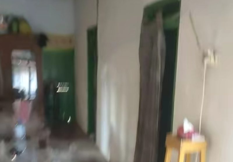 Rumah warga Sumenep runtuh akibat gempa 5.0 Magnitudo (Za - garudajatim.com) 