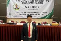Ketua Dewan Pimpinan Cabang (DPC) Ikatan Sarjana dan Santri Indonesia Tasawuf Thoriqoh (ISSITA), Naghfir, saat sidang terbuka Pascasarjana  (Za - garudajatim.com) 