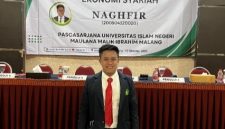 Ketua Dewan Pimpinan Cabang (DPC) Ikatan Sarjana dan Santri Indonesia Tasawuf Thoriqoh (ISSITA), Naghfir, saat sidang terbuka Pascasarjana  (Za - garudajatim.com) 