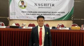 Ketua Dewan Pimpinan Cabang (DPC) Ikatan Sarjana dan Santri Indonesia Tasawuf Thoriqoh (ISSITA), Naghfir, saat sidang terbuka Pascasarjana  (Za - garudajatim.com) 