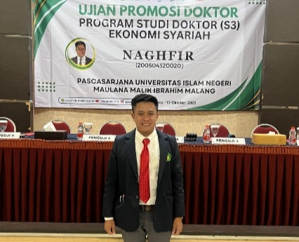 Ketua Dewan Pimpinan Cabang (DPC) Ikatan Sarjana dan Santri Indonesia Tasawuf Thoriqoh (ISSITA), Naghfir, saat sidang terbuka Pascasarjana  (Za - garudajatim.com) 