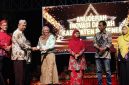 Kepala Puskesmas Pamolokan, drg. Novia Sri Wahyuni, saat menerima penghargaan sebagai juara satu di ajang inovasi daerah (Za - garudajatim.com)
