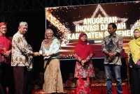 Kepala Puskesmas Pamolokan, drg. Novia Sri Wahyuni, saat menerima penghargaan sebagai juara satu di ajang inovasi daerah (Za - garudajatim.com)