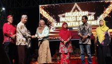 Kepala Puskesmas Pamolokan, drg. Novia Sri Wahyuni, saat menerima penghargaan sebagai juara satu di ajang inovasi daerah (Za - garudajatim.com)