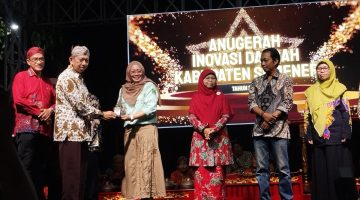 Kepala Puskesmas Pamolokan, drg. Novia Sri Wahyuni, saat menerima penghargaan sebagai juara satu di ajang inovasi daerah (Za - garudajatim.com)