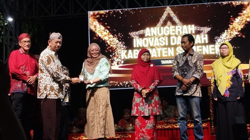 Kepala Puskesmas Pamolokan, drg. Novia Sri Wahyuni, saat menerima penghargaan sebagai juara satu di ajang inovasi daerah (Za - garudajatim.com)