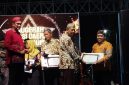 Staf Brida Sumenep saat menerima penghargaan di ajang anugrah inovasi daerah (Za - garudajatim.com)