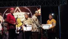Staf Brida Sumenep saat menerima penghargaan di ajang anugrah inovasi daerah (Za - garudajatim.com)