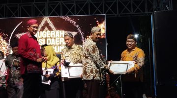Staf Brida Sumenep saat menerima penghargaan di ajang anugrah inovasi daerah (Za - garudajatim.com)