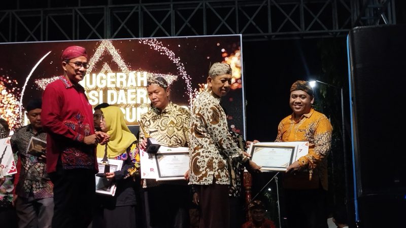 Staf Brida Sumenep saat menerima penghargaan di ajang anugrah inovasi daerah (Za - garudajatim.com)