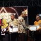 Staf Brida Sumenep saat menerima penghargaan di ajang anugrah inovasi daerah (Za - garudajatim.com) 
