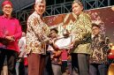 Kepala DPMPTSP Sumenep, R. Abd. Rahman Riadi, saat menerima penghargaan sebagai juara 5 ajang inovasi daerah kategori inovasi pelayanan publik (Za - garudajatim.com)