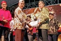 Kepala DPMPTSP Sumenep, R. Abd. Rahman Riadi, saat menerima penghargaan sebagai juara 5 ajang inovasi daerah kategori inovasi pelayanan publik (Za - garudajatim.com)