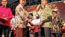 Kepala DPMPTSP Sumenep, R. Abd. Rahman Riadi, saat menerima penghargaan sebagai juara 5 ajang inovasi daerah kategori inovasi pelayanan publik (Za - garudajatim.com)