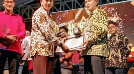 Kepala DPMPTSP Sumenep, R. Abd. Rahman Riadi, saat menerima penghargaan sebagai juara 5 ajang inovasi daerah kategori inovasi pelayanan publik (Za - garudajatim.com) 