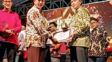 Kepala DPMPTSP Sumenep, R. Abd. Rahman Riadi, saat menerima penghargaan sebagai juara 5 ajang inovasi daerah kategori inovasi pelayanan publik (Za - garudajatim.com)