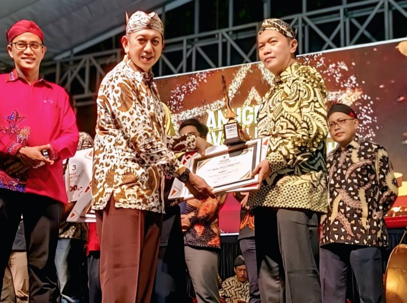 Kepala DPMPTSP Sumenep, R. Abd. Rahman Riadi, saat menerima penghargaan sebagai juara 5 ajang inovasi daerah kategori inovasi pelayanan publik (Za - garudajatim.com)