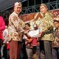 Kepala DPMPTSP Sumenep, R. Abd. Rahman Riadi, saat menerima penghargaan sebagai juara 5 ajang inovasi daerah kategori inovasi pelayanan publik (Za - garudajatim.com) 