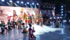 Prosesi Arya Wiraraja hari jadi Sumenep ke-756 diwarnai dengan ratusan penari (Za - garudajatim.com)