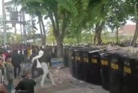 Aksi ribuan demontrasi di depan gedung DPRD Kabupaten Sampang ricuh (Za - garudajatim.com) 