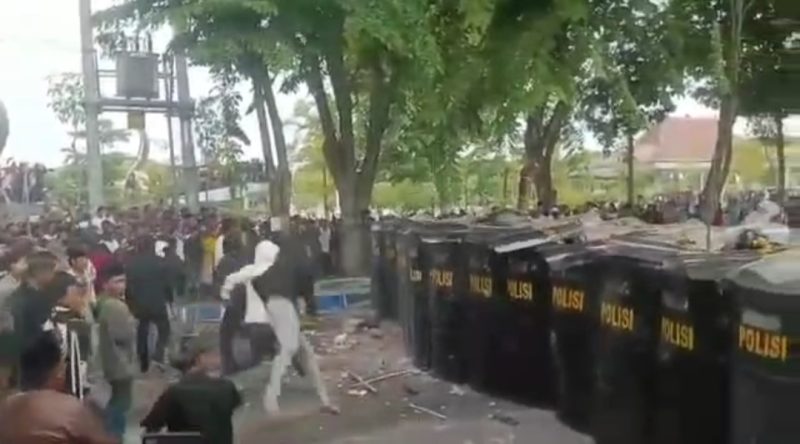 Aksi ribuan demontrasi di depan gedung DPRD Kabupaten Sampang ricuh (Za - garudajatim.com) 